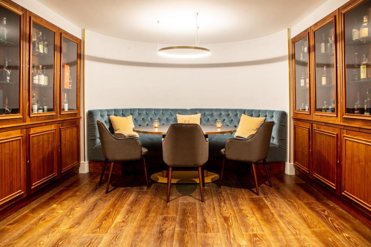 The Roseate Reading Hotel Exterior photo The bar at the 2018 refurbishment