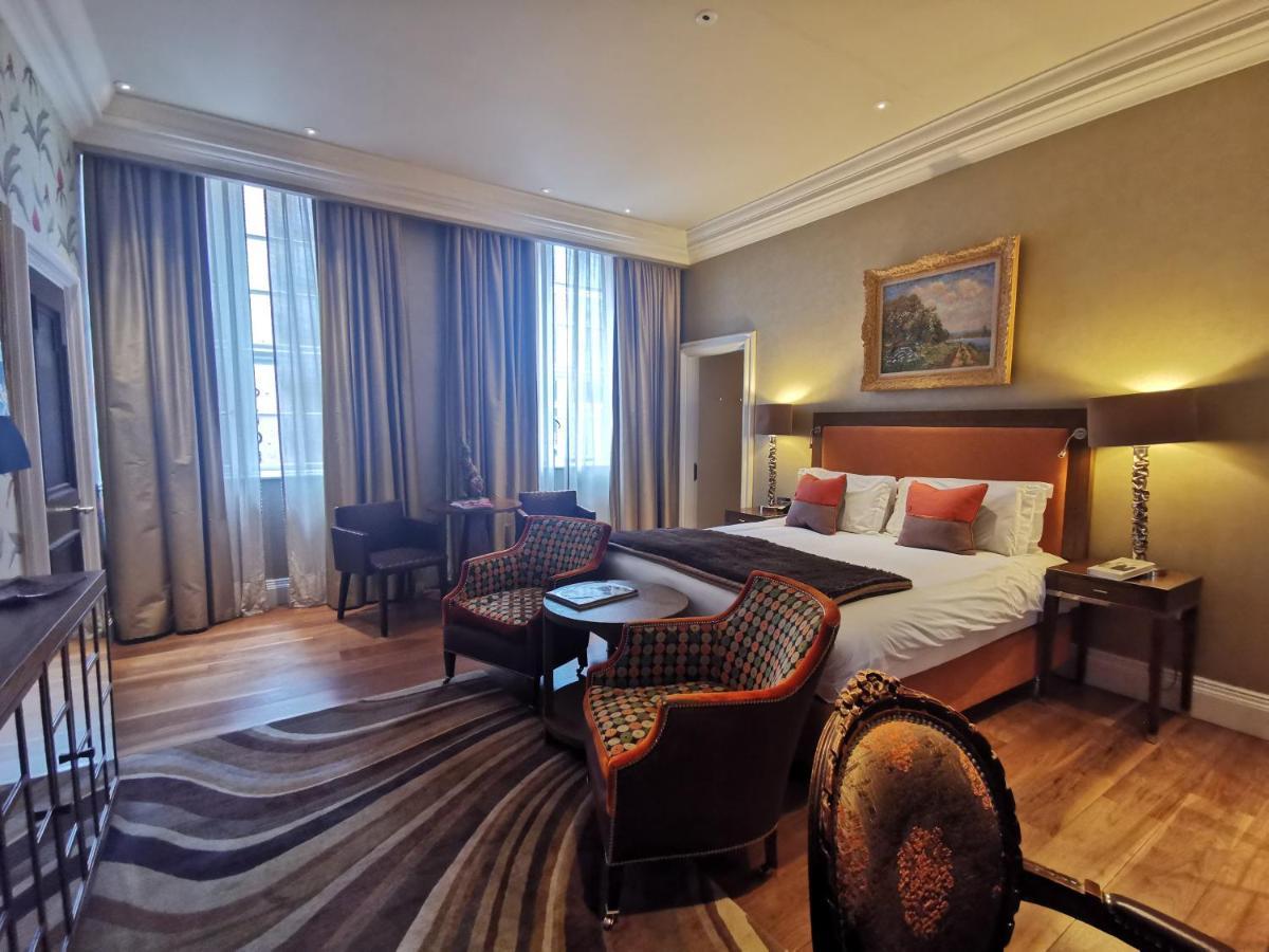 The Roseate Reading Hotel Exterior photo A room at the hotel