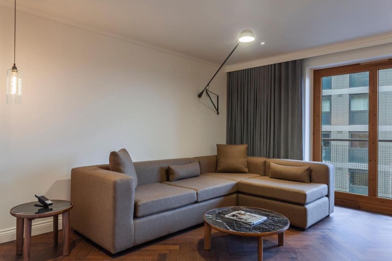 The Roseate Reading Hotel Exterior photo A living room at the hotel