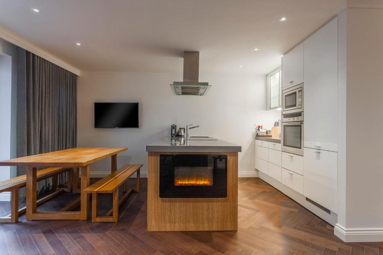 The Roseate Reading Hotel Exterior photo A modern kitchen with a fireplace