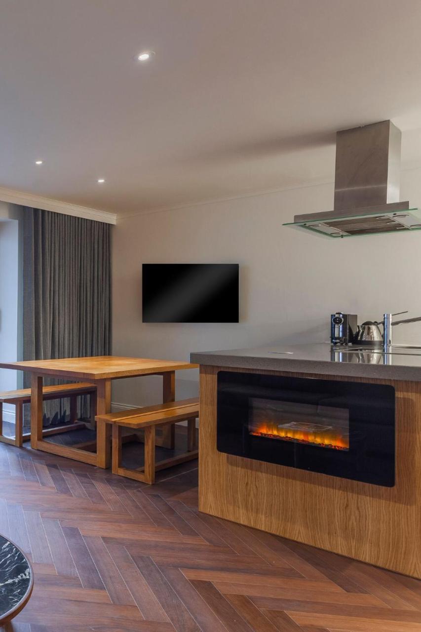 The Roseate Reading Hotel Exterior photo A fireplace in a kitchen